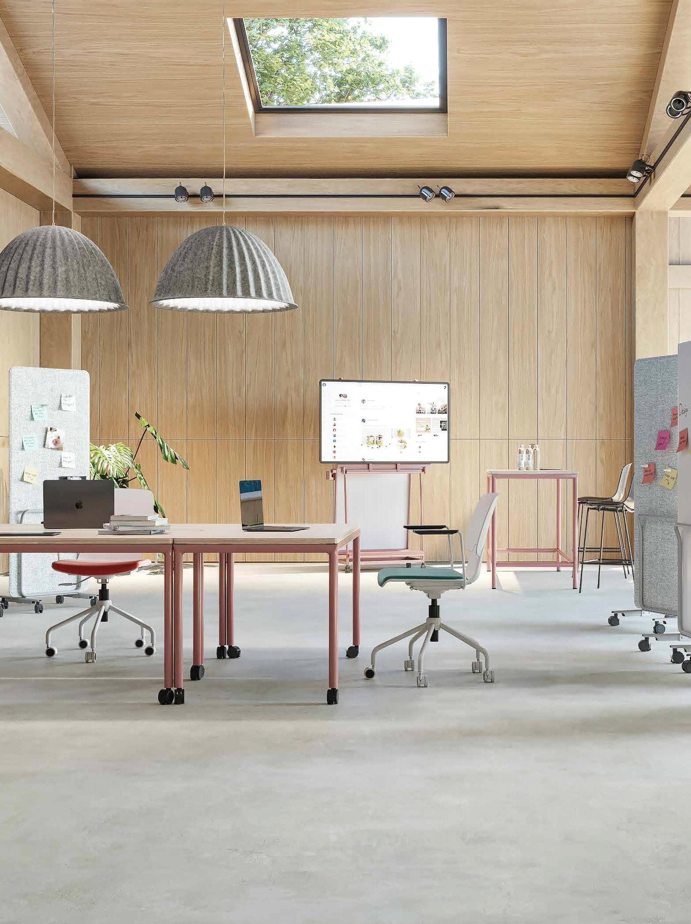 Reconfigurable training tables in a daylit timber-ceilinged room